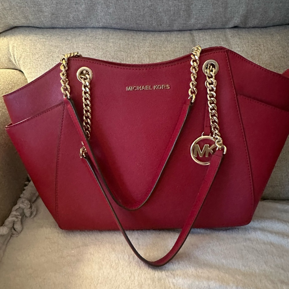 Michael Kors Purse RED.
Beautiful condition. 
Used maybe 3 times